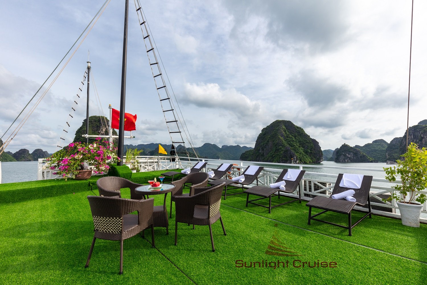 Ha Long – Sunlight Legend Cruise ⭐⭐⭐